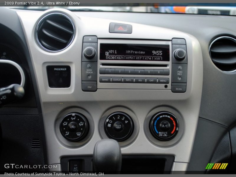 Ultra White / Ebony 2009 Pontiac Vibe 2.4