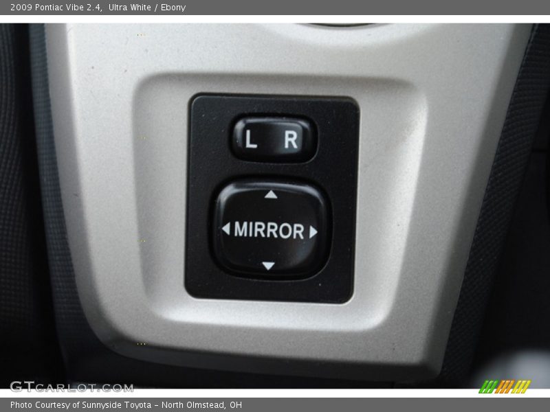 Ultra White / Ebony 2009 Pontiac Vibe 2.4