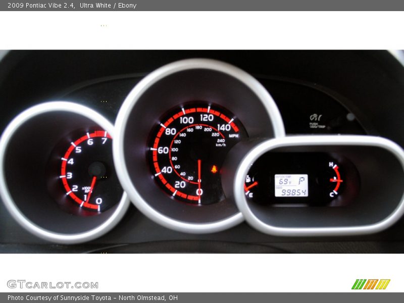Ultra White / Ebony 2009 Pontiac Vibe 2.4