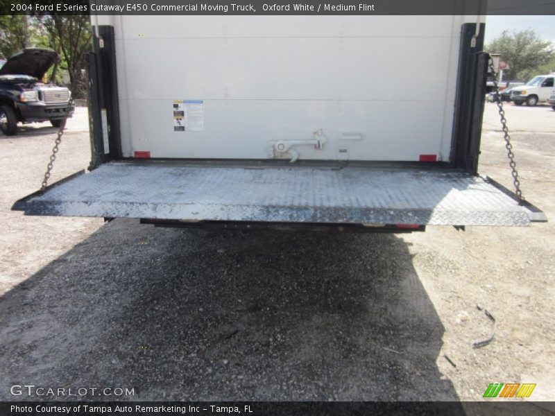 Oxford White / Medium Flint 2004 Ford E Series Cutaway E450 Commercial Moving Truck