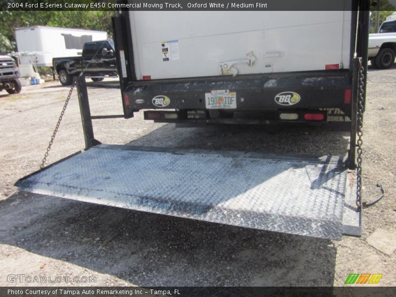 Oxford White / Medium Flint 2004 Ford E Series Cutaway E450 Commercial Moving Truck