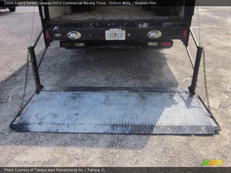 Oxford White / Medium Flint 2004 Ford E Series Cutaway E450 Commercial Moving Truck