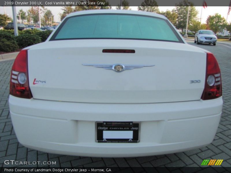 Cool Vanilla White / Dark Slate Gray 2009 Chrysler 300 LX