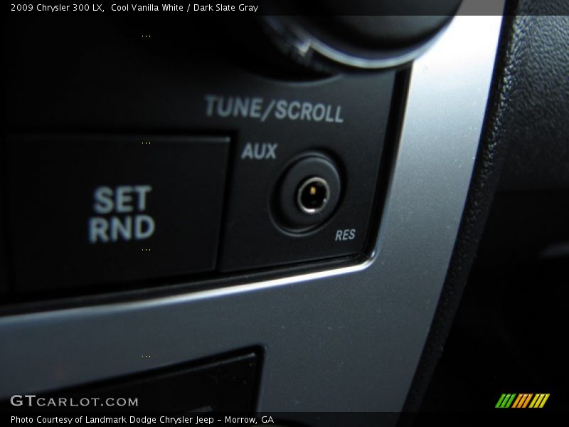 Cool Vanilla White / Dark Slate Gray 2009 Chrysler 300 LX