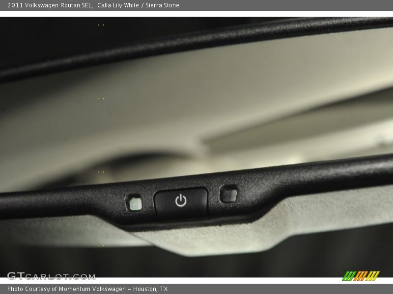 Calla Lily White / Sierra Stone 2011 Volkswagen Routan SEL