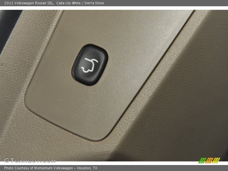 Calla Lily White / Sierra Stone 2011 Volkswagen Routan SEL