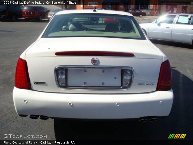 Cotillion White / Shale 2005 Cadillac DeVille Sedan