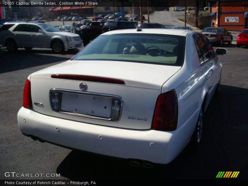 Cotillion White / Shale 2005 Cadillac DeVille Sedan