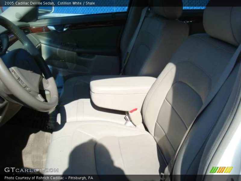Cotillion White / Shale 2005 Cadillac DeVille Sedan