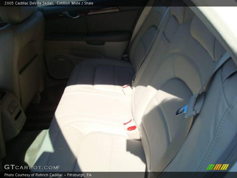 Cotillion White / Shale 2005 Cadillac DeVille Sedan