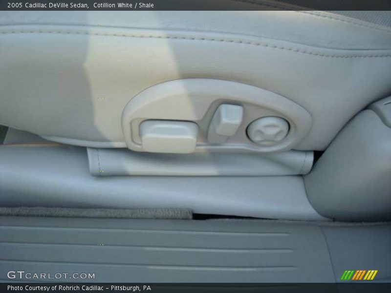 Cotillion White / Shale 2005 Cadillac DeVille Sedan