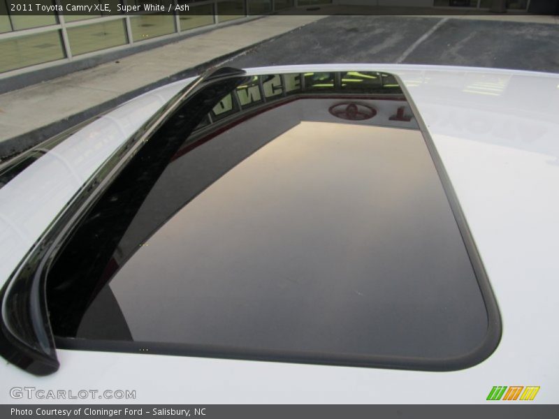 Super White / Ash 2011 Toyota Camry XLE