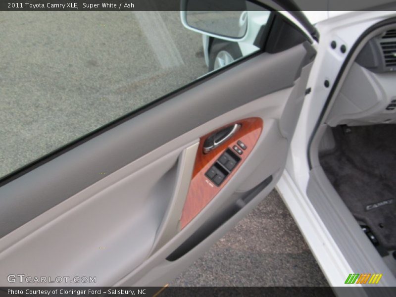 Super White / Ash 2011 Toyota Camry XLE