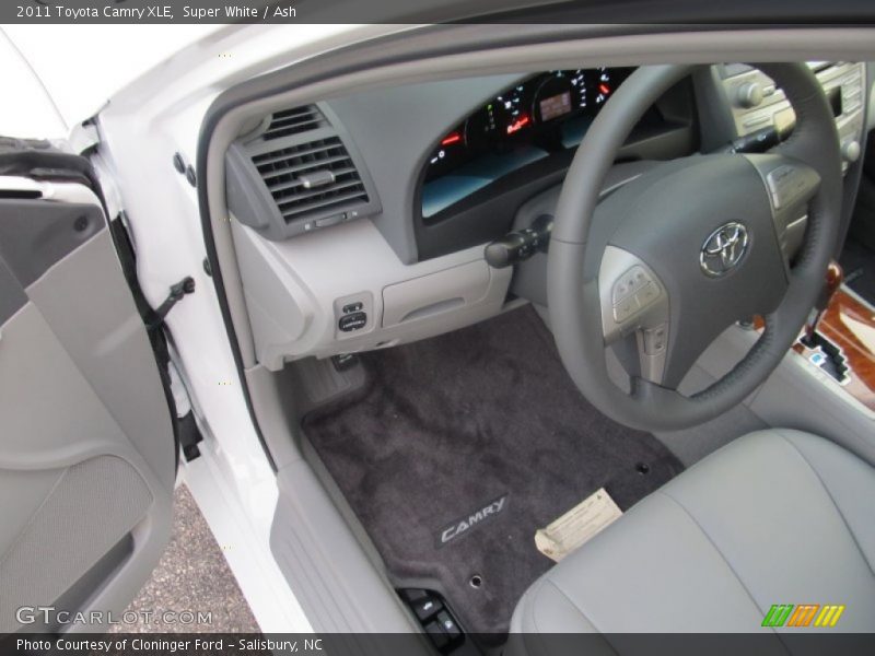 Super White / Ash 2011 Toyota Camry XLE