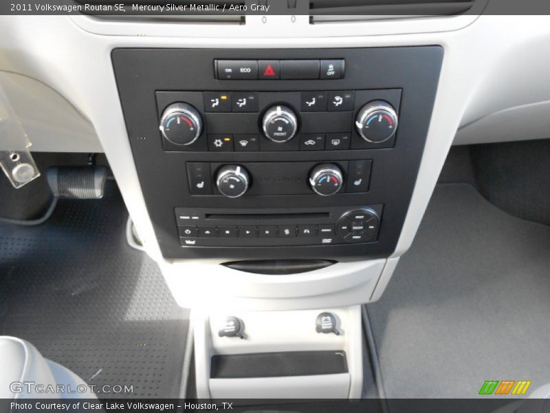 Mercury Silver Metallic / Aero Gray 2011 Volkswagen Routan SE