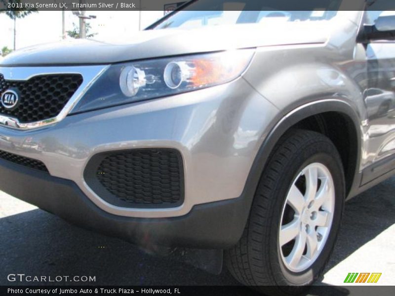 Titanium Silver / Black 2011 Kia Sorento LX