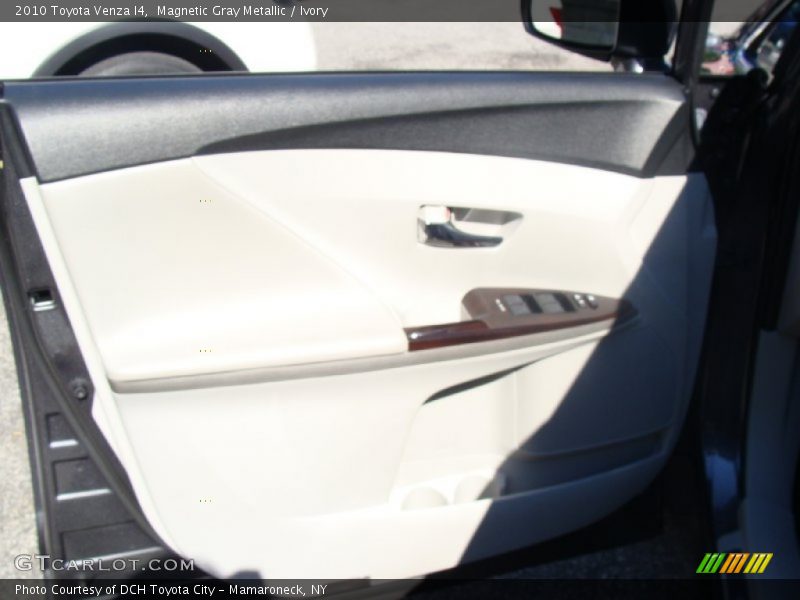 Magnetic Gray Metallic / Ivory 2010 Toyota Venza I4