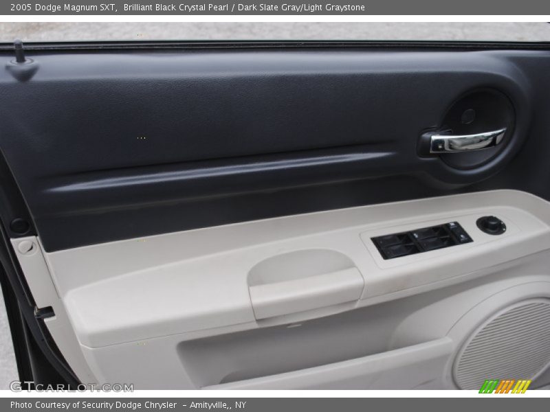 Brilliant Black Crystal Pearl / Dark Slate Gray/Light Graystone 2005 Dodge Magnum SXT