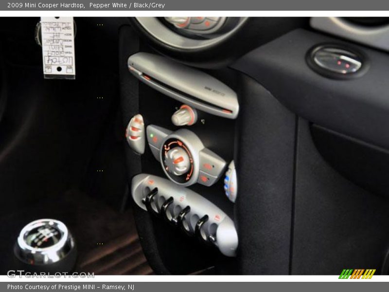 Pepper White / Black/Grey 2009 Mini Cooper Hardtop