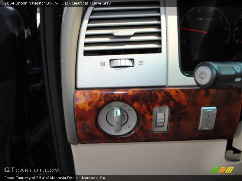 Black Clearcoat / Dove Grey 2004 Lincoln Navigator Luxury