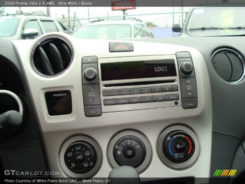 Ultra White / Ebony 2009 Pontiac Vibe 2.4 AWD