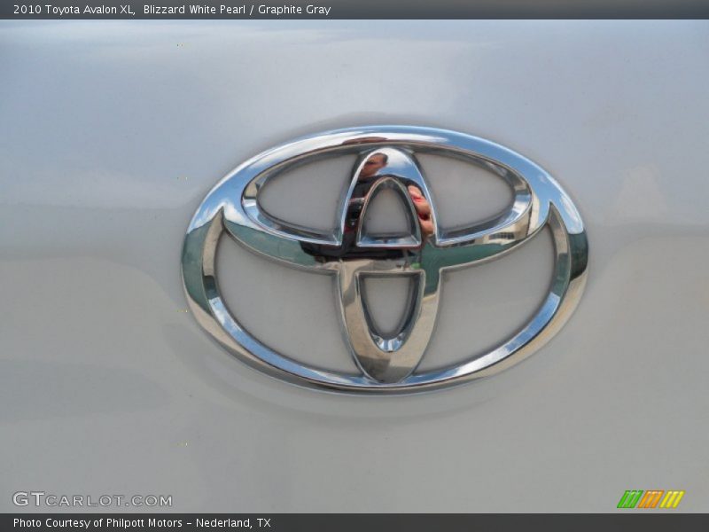 Blizzard White Pearl / Graphite Gray 2010 Toyota Avalon XL