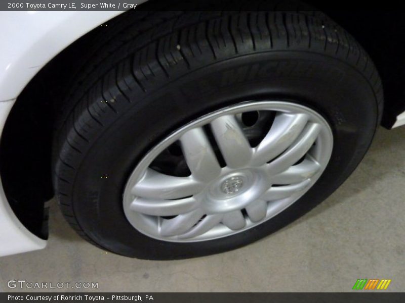 Super White / Gray 2000 Toyota Camry LE