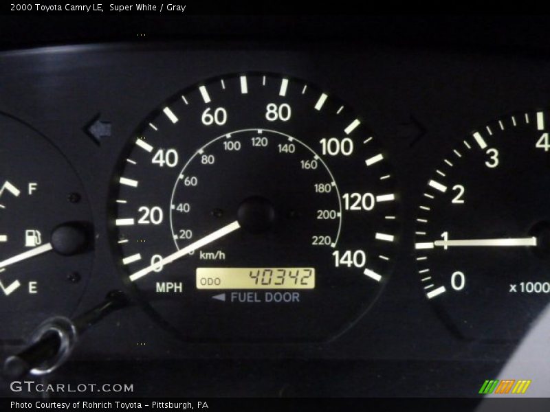 Super White / Gray 2000 Toyota Camry LE