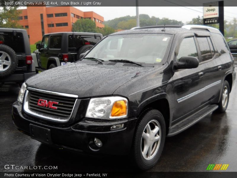 Front 3/4 View of 2005 Envoy XUV SLE 4x4