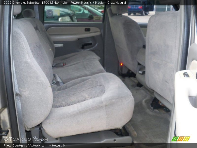Light Pewter Metallic / Medium Gray/Neutral 2002 Chevrolet Suburban 1500 LS 4x4