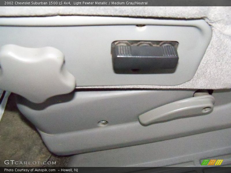 Light Pewter Metallic / Medium Gray/Neutral 2002 Chevrolet Suburban 1500 LS 4x4