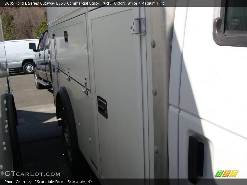 Oxford White / Medium Flint 2005 Ford E Series Cutaway E350 Commercial Utility Truck
