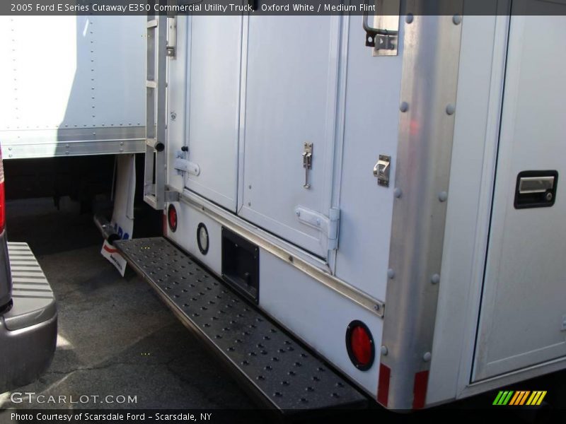 Oxford White / Medium Flint 2005 Ford E Series Cutaway E350 Commercial Utility Truck