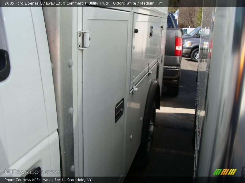 Oxford White / Medium Flint 2005 Ford E Series Cutaway E350 Commercial Utility Truck