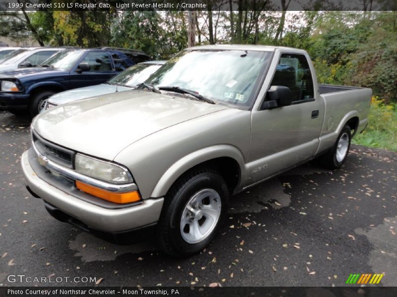 Front 3/4 View of 1999 S10 LS Regular Cab