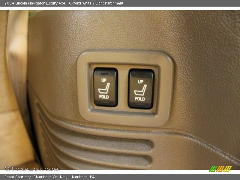 Oxford White / Light Parchment 2004 Lincoln Navigator Luxury 4x4