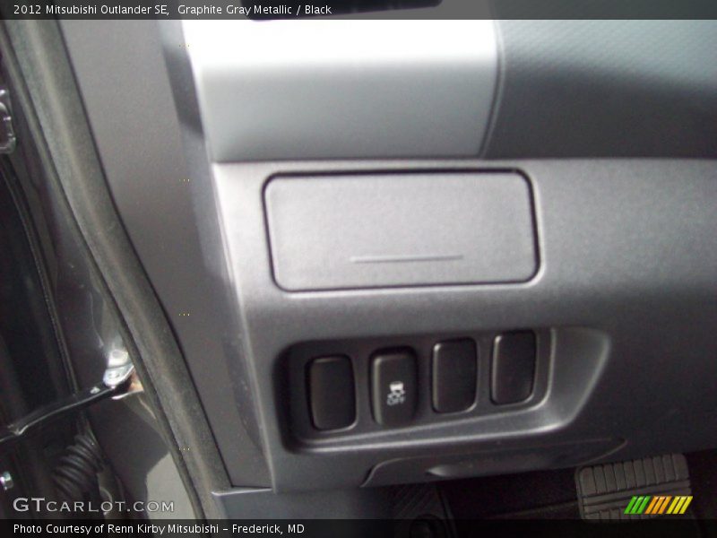 Graphite Gray Metallic / Black 2012 Mitsubishi Outlander SE