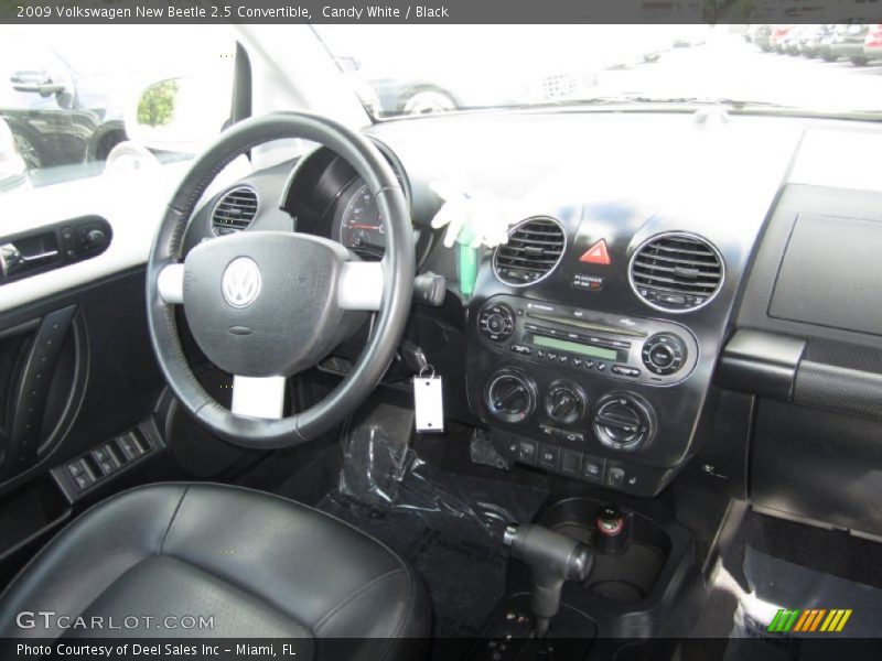 Candy White / Black 2009 Volkswagen New Beetle 2.5 Convertible