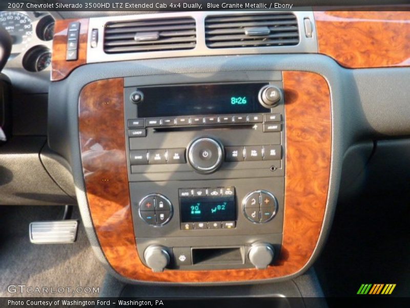 Controls of 2007 Silverado 3500HD LTZ Extended Cab 4x4 Dually