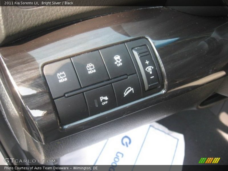 Bright Silver / Black 2011 Kia Sorento LX