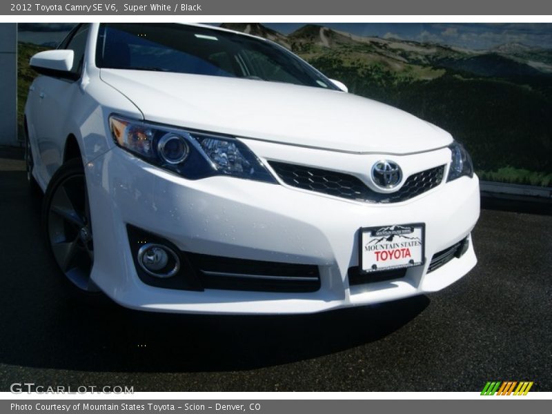 Super White / Black 2012 Toyota Camry SE V6