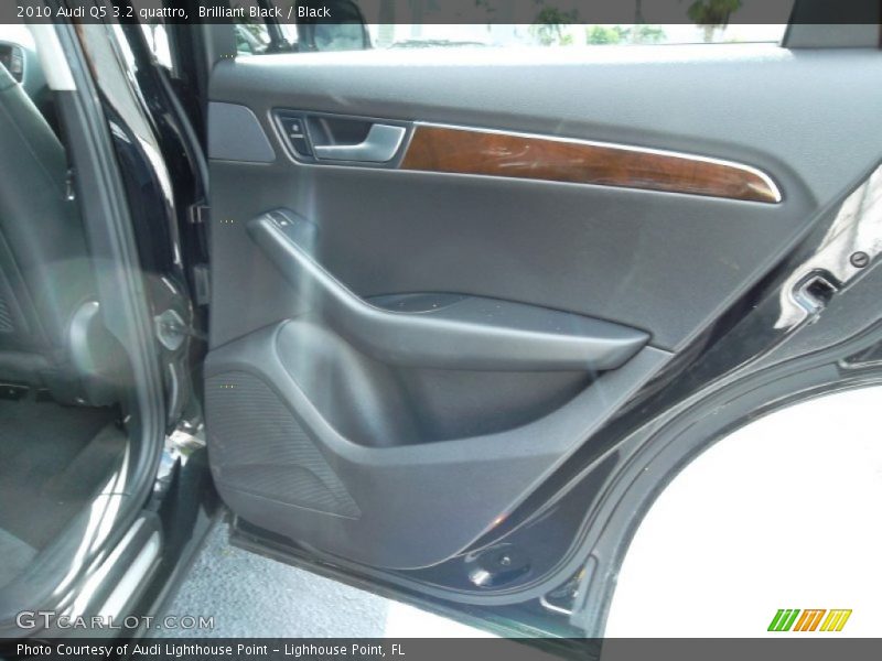 Brilliant Black / Black 2010 Audi Q5 3.2 quattro