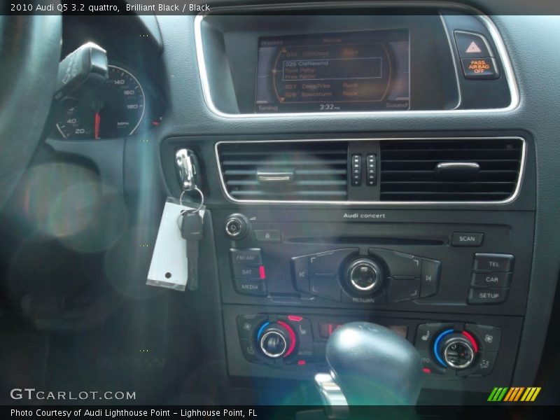 Brilliant Black / Black 2010 Audi Q5 3.2 quattro