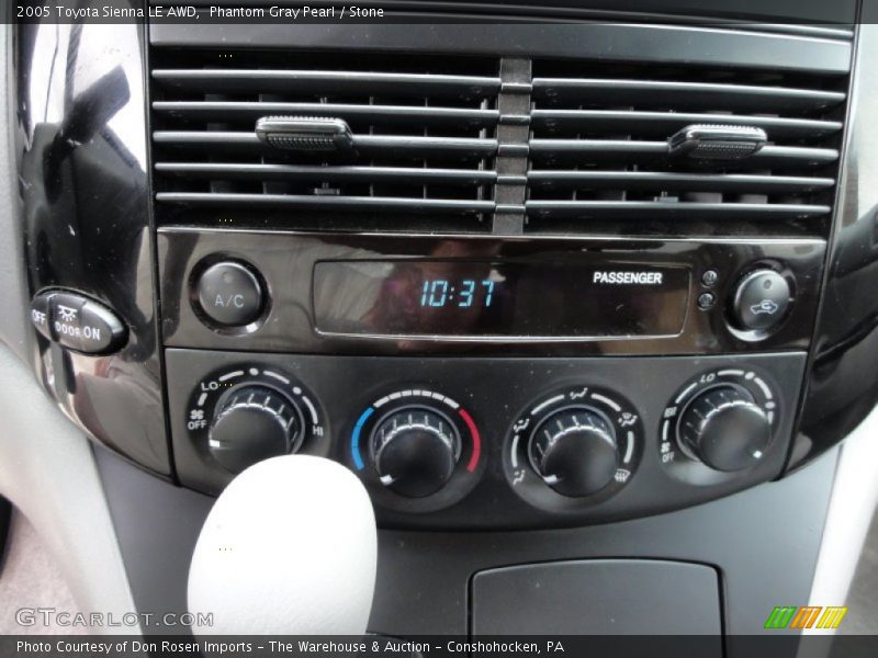 Controls of 2005 Sienna LE AWD