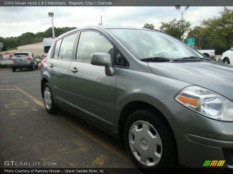 Magnetic Gray / Charcoal 2009 Nissan Versa 1.8 S Hatchback
