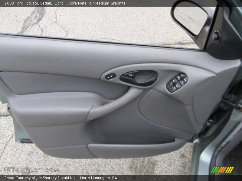 Light Tundra Metallic / Medium Graphite 2003 Ford Focus SE Sedan