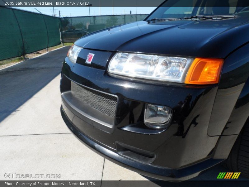 Black Onyx / Gray 2005 Saturn VUE Red Line