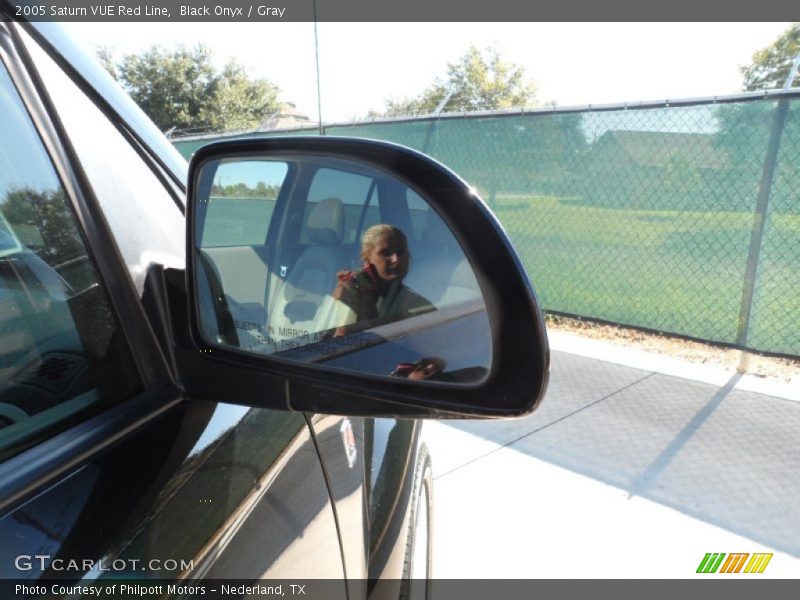 Black Onyx / Gray 2005 Saturn VUE Red Line