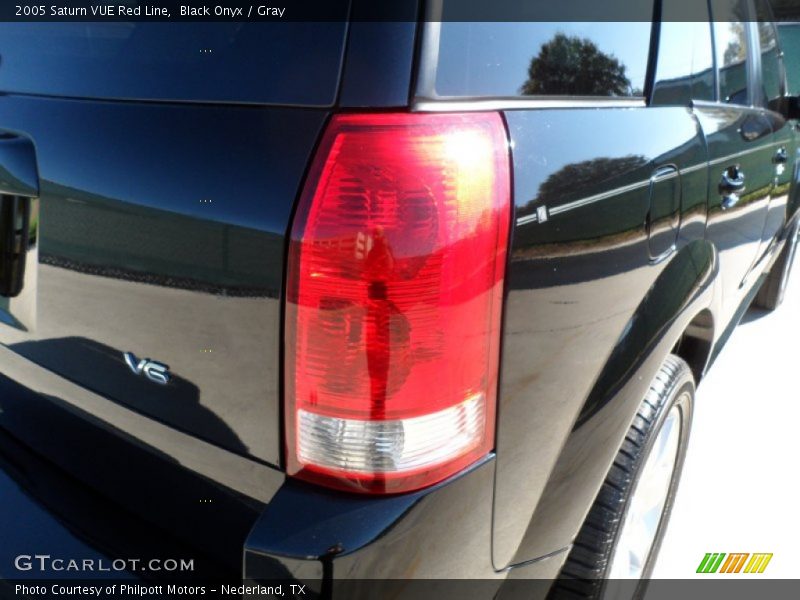 Black Onyx / Gray 2005 Saturn VUE Red Line