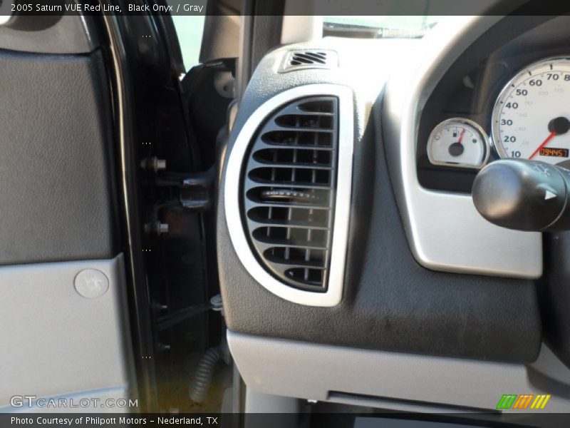 Black Onyx / Gray 2005 Saturn VUE Red Line